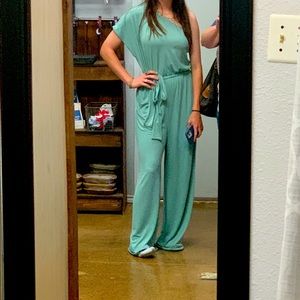 Jumpsuit one shoulder.